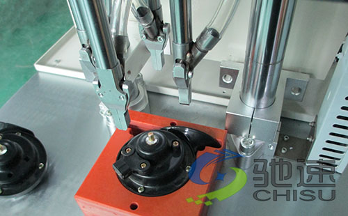 汽車?yán)茸詣渔i螺絲設(shè)備